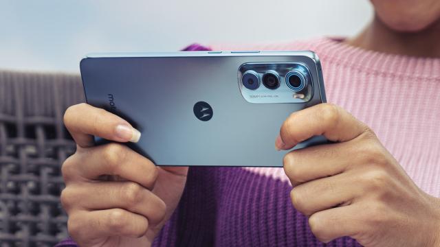 <b>Motorola Edge 30 este acum oficial! Smartphone cu ecran OLED de 144Hz și setup de camere potent în partea din spate</b>Azi e o zi importantă pentru Motorola, compania anunțând un nou model sub seria sa principală din acest an. Vorbim despre Motorola Edge 30, un telefon 5G cu design ce amintește de varianta Pro din lineup, setup de camere triplu în spate și CPU