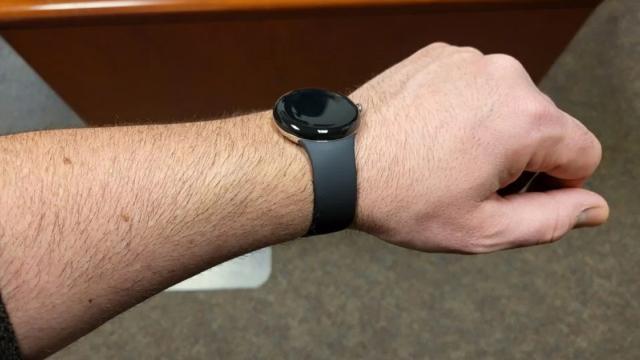 <b>Google Pixel Watch apare în noi imagini; E fotografiat la încheietura unui utilizator și aflăm cât de confortabil este</b>Dacă în urmă cu o săptămână existau doar zvonuri conform cărora Google pregățește un smartwatch, informația a fost oarecum confirmată odată cu apariția primelor imagini cu așa-zisul Pixel Watch. Un utilizator de Reddit dezvăluia în premieră imagini