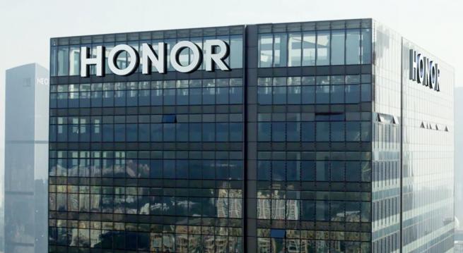 <b>Honor se pregăteşte de listarea la bursă, cu o evaluare de 45 miliarde de dolari</b>Lucrurile merg tot mai bine pentru Honor după ce a fost vândută de Huawei în decembrie 2020. Preluată de un consorţiu chinez, compania a început să crească în topul producătorilor de telefoane din China şi acum aflăm că se pregăteşte de 