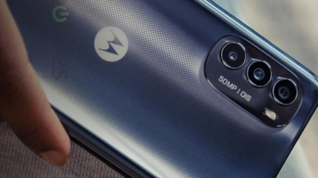 <b>Motorola Moto G82 apare în imagini noi, însoțite de o listă aproape completă de specificații</b>Avalanșa de noi telefoane Motorola continuă, astfel că după Moto G52 și Edge 30 ne pregătim de lansarea lui Motorola Moto G82 - terminal care la nivel intern este cunoscut drept Rhode 5G+. Azi avem o parte dintre dotările sale dezvăluite 