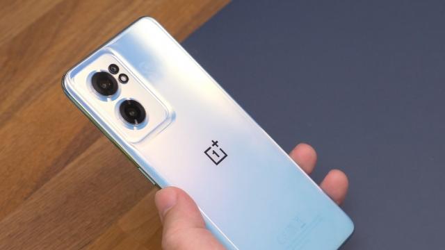 <b>OnePlus Nord 3 pare pregătit de debut; Numele smartphone-ului și-a făcut apariția pe site-ul companiei</b>Scriam recent despre lansarea smartphone-ului OnePlus Nord 2T, dar pare-că producătorul ne pregătește și modelul OnePlus Nord 3. Debutul său ar urma să aibă loc destul de curând, bifând azi o scăpare importantă. Detalii avem mai jos. Recent au debutat