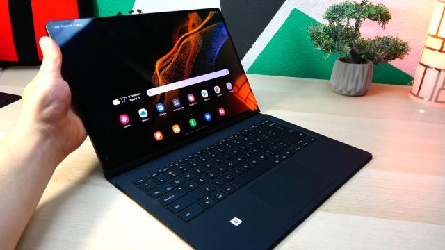 <b>Samsung Galaxy Tab S8 Ultra 5G review detaliat în limba română (Evaluare Mobilissimo)</b>Samsung ne surprindea acum doi ani când nu se mai mulţumea cu o singură tableta flagship şi lansa pe lângă Galaxy Tab S7 şi un Galaxy Tab S7+. Mai mult decât atât, avea să vină şi un Galaxy Tab S7 FE după. 2021 totuşi nu ne-a adus o generaţie Tab S8