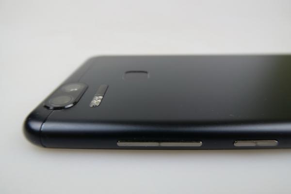ASUS ZenFone Zoom S: Hardware high mid-range cu unele surprize plăcute