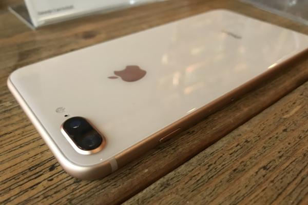 iPhone 8 Plus hands-on: primele impresii despre cel mai mare telefon Apple, care inaugurează noile opţiuni Portrait (Video)