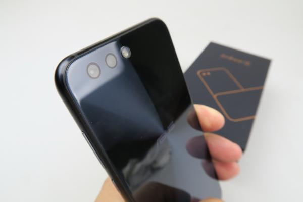 ASUS ZenFone 4 (ZE554KL) Unboxing: scoatem din cutie un telefon midrange cât un flagship (Video)