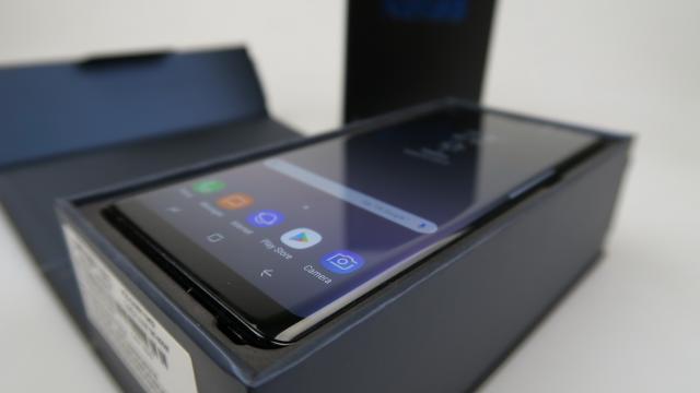 <b>Samsung Galaxy Note 8: Hardware fără pic de compromis, maximul maximului</b>Dacă la unele flagship-uri Samsung din ultimii ani publicul a strâmbat din nas când nu a primit 6 GB RAM, ci doar 4 GB, camera duala sau o rezoluţie mai ridicată a camerei, Galaxy Note 8 lasă în urmă orice compromis. Trece la 6 GB RAM fără discriminări..