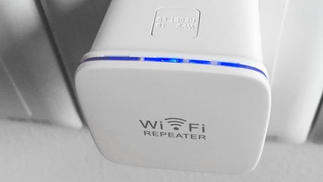 <b>TomTop are la vânzare extender-ul wireless N300 Wi-Fi AP la suma de doar 10.99 dolari</b>Pentru că uneori routerul pe care îl avem nu face față pentru a distribui semnalul la internet în toată casa, suntem nevoiți să apelăm la un extender dedicat precum este cazul acestui model N300 WiFi AP pe care TomTop îl vinde astăzi la suma de 