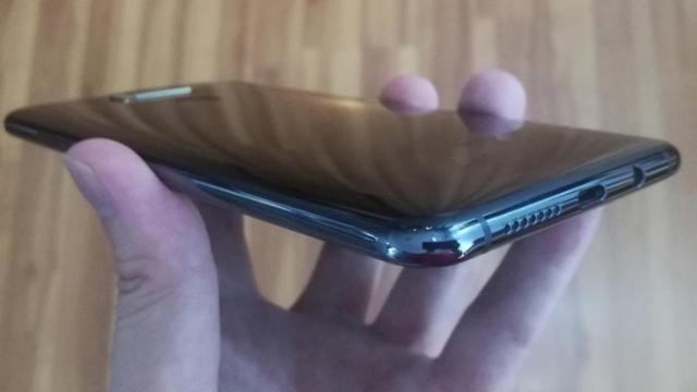 <b>Huawei Mate 10 apare în fotografii reale; aduce un spate glossy din sticlă și cameră duală</b>Așa cum ați aflat deja cei de la Huawei pregătesc un eveniment de presă pentru data de 16 octombrie, o zi în care așteptăm debutul terminalelor Huawei Mate 10 și Mate 10 Pro. Phablet-ul standard din acest duo se afișează astăzi într-o serie de fotografii