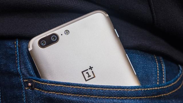 <b>OnePlus 6 ar putea sosi chiar la începutul anului viitor; nu sunt planuri pentru un OnePlus 5T</b>Pe seama unui leak venit din China aflăm astăzi faptul că OnePlus 6 ar putea fi lansat chiar la începutul anului viitor pe piață, o decizie ce ar putea avea de-a face cu design-ul clasic pe care actualul flagship îl are și pe care nu mulți îl îndrăgesc