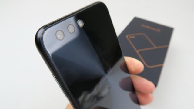 <b>ASUS ZenFone 4 (ZE554KL) Unboxing: scoatem din cutie un telefon midrange cât un flagship (Video)</b>Printre telefoanele aflate pe masa noastră de teste în acest moment se numără și Asus ZenFone 4 (ZE554KL), terminal cu dimensiuni apropiate de cele ale unui phablet pe care astăzi vi-l prezentăm într-un clip de tip unboxing. Vedem astfel ce primim