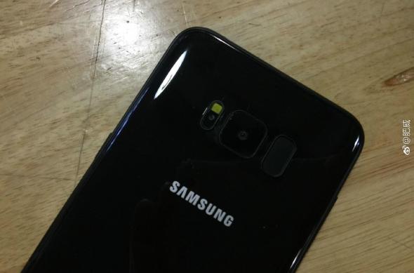 Fotografii cu Samsung Galaxy S8 pe negru lucios: 69ffdc0dgy1fdopa5n5bjj21kw16ok27.jpg