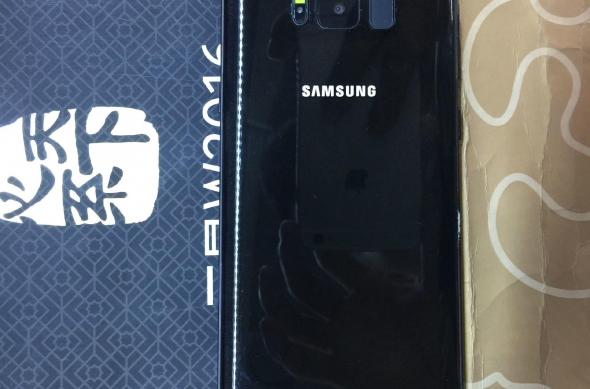Fotografii cu Samsung Galaxy S8 pe negru lucios: 69ffdc0dgy1fdop9wf3ruj21kw1kwx1h.jpg