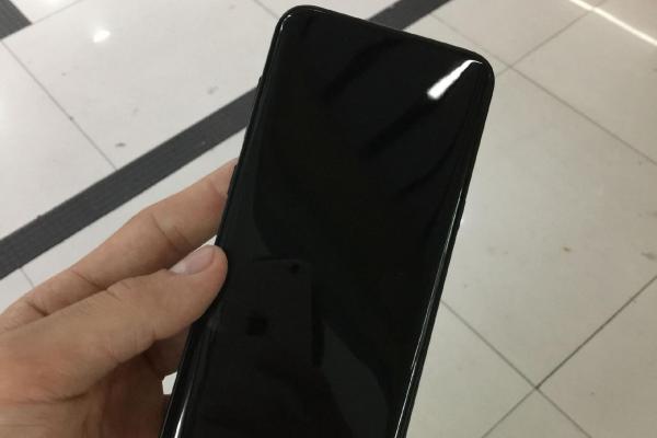 Fotografii cu Samsung Galaxy S8 pe negru lucios