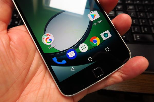 Motorola Moto Z Play: Display bine iluminat şi bunicel şi la contrast