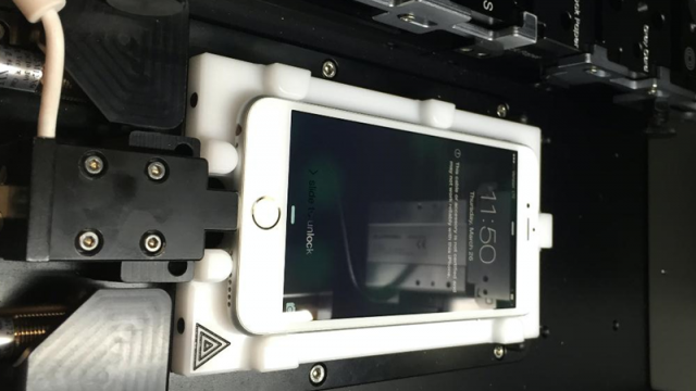 <b>Iată cum arată "maşinăria de calibrat iPhone-uri", un aparat din Apple Store care ar putea revoluţiona înlocuirea ecranelor, senzorilor Touch ID</b>Cu toate că am fi mai fascinați de fotografii ale unui prototip de iPhone 8 să spunem, iată că astăzi vedem ceva mai diferit din universul Apple. Este vorba despre o mașinărie de calibrat iPhone-uri ce ar putea revoluționa înlocuirea ecranelor și a 