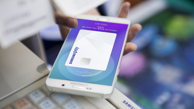 <b>Samsung ar urma să folosească pentru plățile mobile o tehnică de securitate combinată, bazată pe scanarea irisului, a amprentei și a feței utilizatorului pe Galaxy S8</b>În cazul lui Samsung Galaxy S8 vom avea o mulțime de metode de autentificare pe device, de la popularul cod de blocare, până la înregistrarea unei amprente, scanarea feței, dar și scanarea irisului. Toate acestea par a fi un pic mai mult dacă mă întrebați