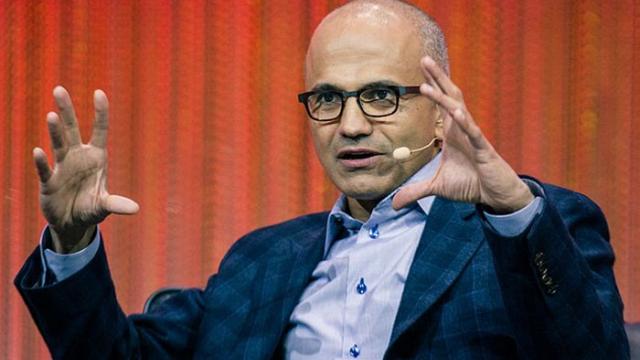 <b>Microsoft ar putea lucra la noi telefoane, are prototipuri în laborator şi explorează şi zona de AI şi chiar alte OS-uri</b>Satya Nadella a fost mană cerească pentru Microsoft, companie care şi-a schimbat total abordarea şi strategia după sosirea sa în poziţia de CEO. Atitudinea defensivă şi închisă de pe vremea lui Steve Ballmer a dispărut, dar nici măcar Satya nu a părut