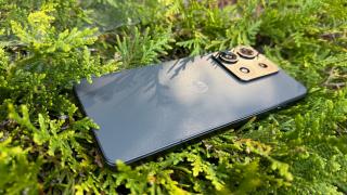 Motorola edge 70 Max: Design premium de jur împrejur, sticlă în spate, ramă metalică și atenție la detalii
