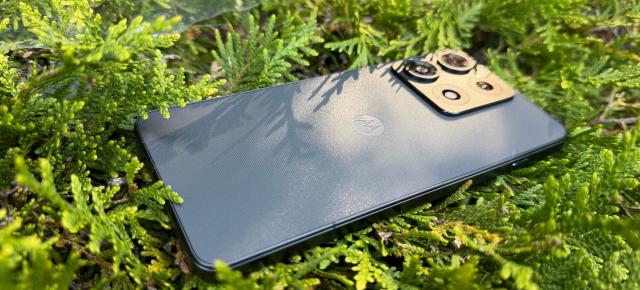 Motorola edge 70 Max: Design premium de jur împrejur, sticlă în spate, ramă metalică și atenție la detalii