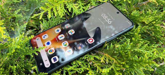Motorola edge 70 Max: Display care strigă flagship, Quad HD+, LTPO 10-bit și 144Hz