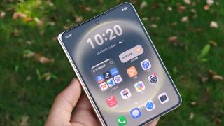 HONOR ar putea scurta telefoanele, nu doar diagonala: două modele late sunt în lucru