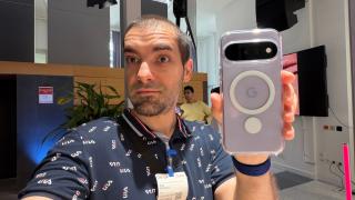 Google Pixel 11 hands-on la Berlin: modelul „de bază” primește telephoto 5X și zoom 30X