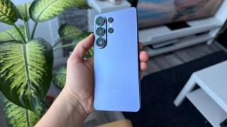 Samsung ar renunța la diafragma variabilă pe seria Galaxy S27; Costul și camera mai groasă ar fi principalele motive