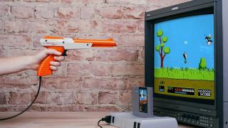 Ai jucat Duck Hunt? Așa funcționa pistolul care detecta loviturile direct pe televizor