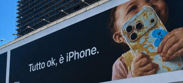 Apple are probleme cu un panou ce pune în mâna unui copil un iPhone murdar