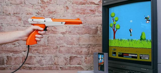 Ai jucat Duck Hunt? Așa funcționa pistolul care detecta loviturile direct pe televizor
