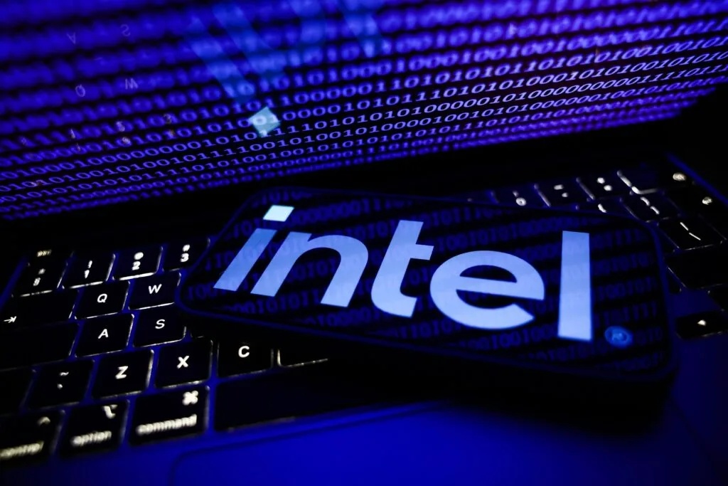 Intel profită de raliul bursier și strânge 20 de miliarde de dolari pentru fabricile care sunt menite să-i relanseze producția de cipuri
