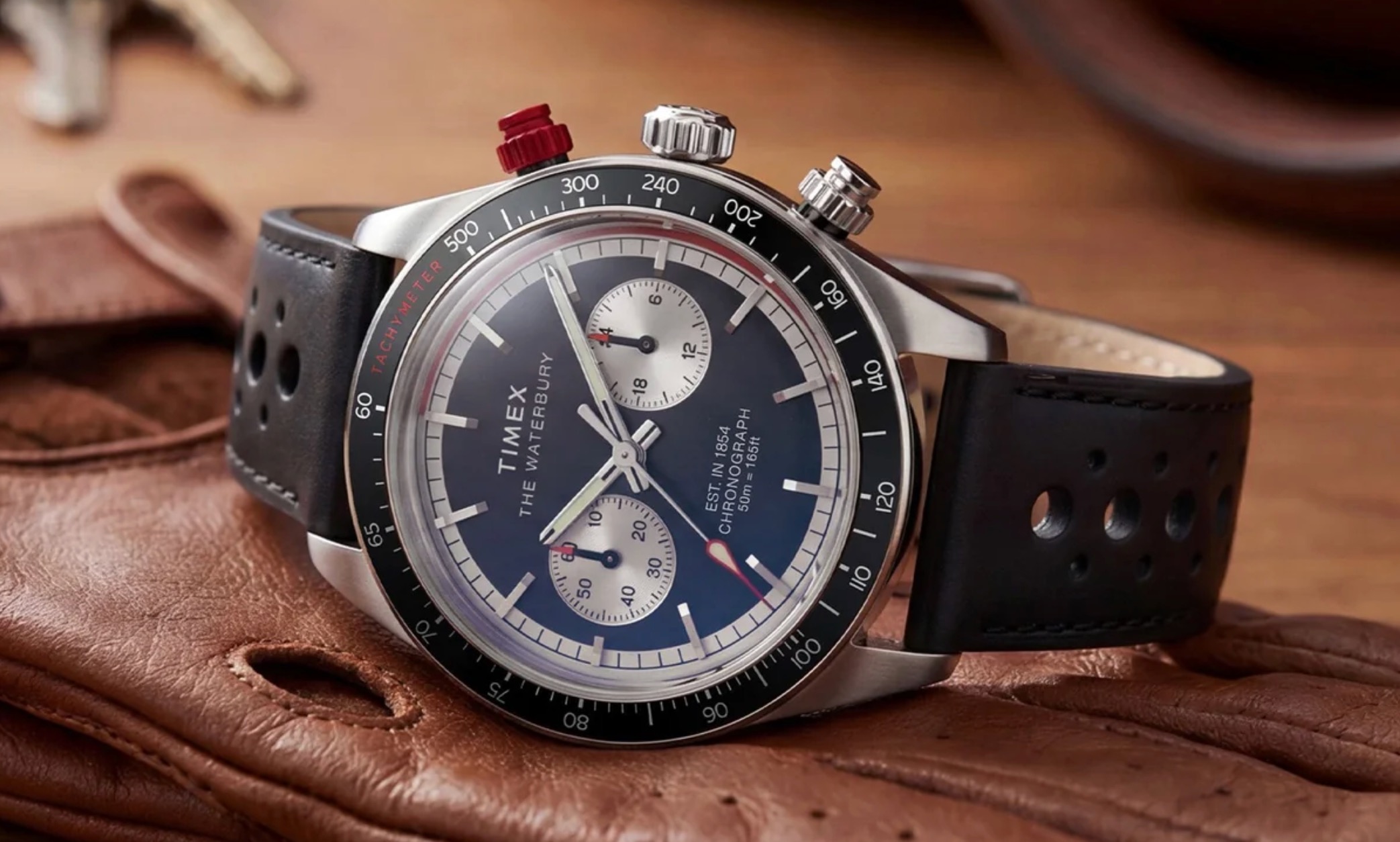 Timex a lansat două ceasuri care arată mult mai scump decât sunt – 39 mm, meca-quartz și design inspirat din motorsport