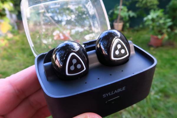 Syllable D900S Review: căşti Bluetooth elegante ca nişte butoni, cu sunet bun, dar cam fără bas şi conectare dificilă (Video)