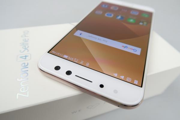 ASUS ZenFone 4 Selfie Pro Unboxing: camera duală devine vedetă şi în zona selfie, acum şi cu filmare 4K (Video)