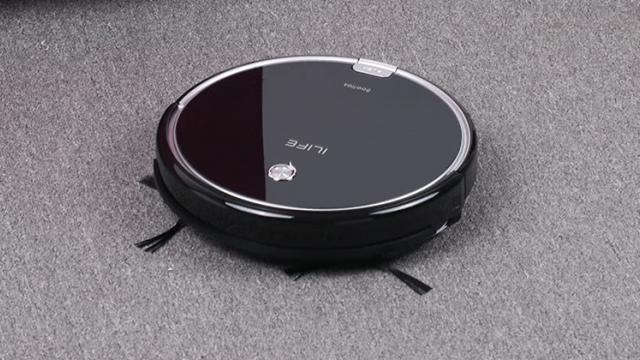 <b>ILIFE A6 este un aspirator robot ce se ocupă de curățenia zilnică din casă; este disponibil la TomTop și retailerul plătește taxa vamală</b>Cei cu un ritm activ de viață găsesc cu greu timp pentru a se mai ocupa și de curățenia zilnică de prin casă, referindu-ne aici la aspirarea sau măturarea covoarelor și diferitelor suprafețe de tip parchet, gresie sau poate marmură în cazul în care