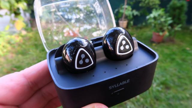 <b>Syllable D900S Review: căşti Bluetooth elegante ca nişte butoni, cu sunet bun, dar cam fără bas şi conectare dificilă (Video)</b>Ne continuăm seria de recenzii de accesorii, de această dată cu o pereche de căşti Bluetooth elegante. Pe numele său Syllable D900s, această pereche de căşti costa 55 la Aliexpress.com sau 65 dolari pe Gearbest.com.