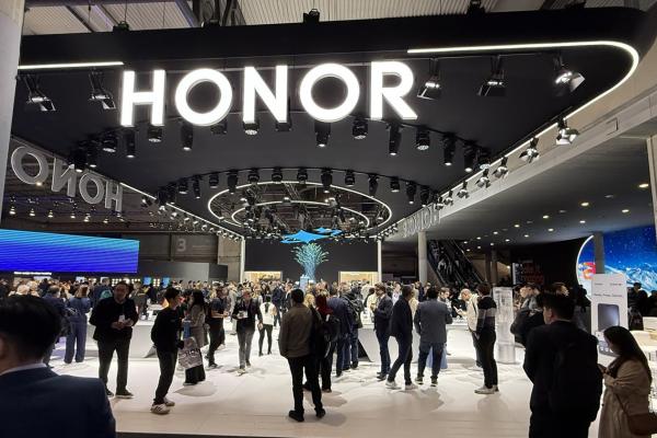 MWC 2025: Standul HONOR la pas, între AI, roboţi, cântat la chitară şi upscaling