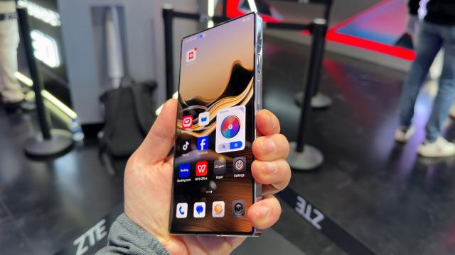 <b>Nubia RedMagic 10 Pro Golden Saga Edition: Telefon de gaming cu aur și argint pentru răcire avansată</b>Nubia a lansat RedMagic 10 Pro Golden Saga Edition, o versiune exclusivistă a flagship-ului său de gaming, menită să celebreze 10 generații de telefoane RedMagic. Pe lângă specificațiile high-end, acest model se remarcă printr-un sistem avansat de răcire