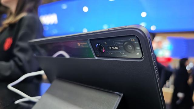 <b>Nubia Redmagic Nova Gaming Tablet video hands-on de la MWC 2025: Tabletă de gaming cu ventilator, ecran 144Hz </b>Printre produsele prezente la uriașul stand ZTE din cadrul MWC 2025 am văzut și tableta Redmagic Nova Gaming Tablet, în zona sa dedicată de la sub-standul Redmagic. Este un produs de gaming și atrage privirile prin luminițele