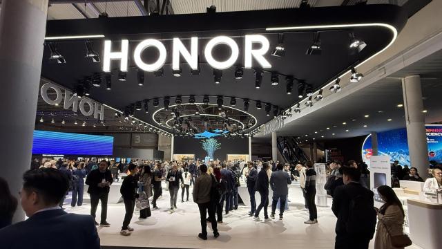 <b>MWC 2025: Standul HONOR la pas, între AI, roboţi, cântat la chitară şi upscaling</b>Una dintre tradiţiile mersului la Mobile World Congress este să luăm la pas standurile expoziţionale din Fira Barcelona. Anul ăsta nu am reuşit să parcurg aşa multe câte aş fi dorit, dar unul la care m-am oprit ceva mai mult a fost standul HONOR