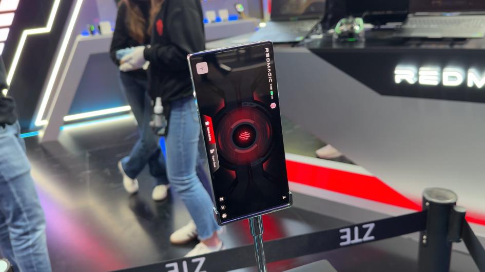 Nubia RedMagic 10 Pro Golden Saga Edition la MWC: Video 02.03.2025, 11 07 58.00_02_30_13.Still022.jpg