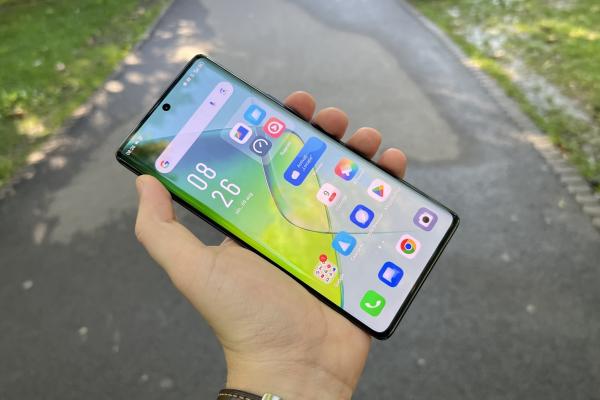 Infinix Note 40 Pro+: Un UI colorat, cu asistent AI Folax, notificări Dynamic Island și customizări LED RGB