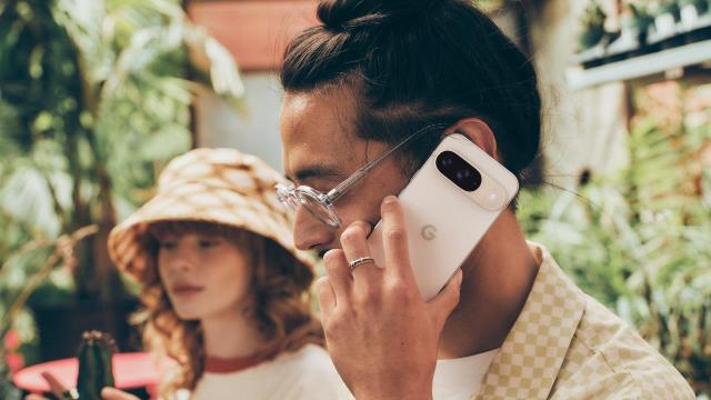<b>Vodafone și eMAG comentează lansarea Pixel 9 în România; eMAG oferă precomenzi simultan cu lansările internaționale, iar dispozitivele pot fi achiziționate în rate prin MyWallet</b>Google Store a debutat oficial în România, aducând pentru prima dată pe piața locală o selecție extinsă de produse hardware Google, inclusiv noile telefoane Pixel 9, Pixel 9 Pro și Pro XL, Google Pixel 8a, ceasul inteligent Google Pixel Watch 3 și căștile
