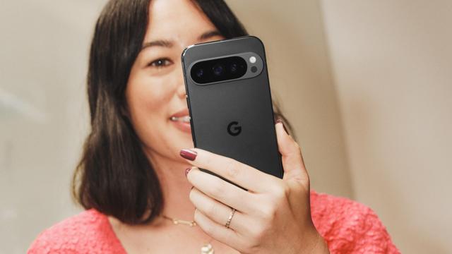 <b>Google Pixel 9 și 9 Pro debutează drept flagship-uri compacte și puternice! Se vând oficial în România!</b>Anul acesta evenimentul Made By Google a avut loc puțin mai devreme. Astfel, ziua de 13 august ne-a adus debutul seriei de telefoane de top Pixel 9. Vorbim un lineup ce include 4 flagship-uri în acest an. Google a lansat chiar două modele compacte