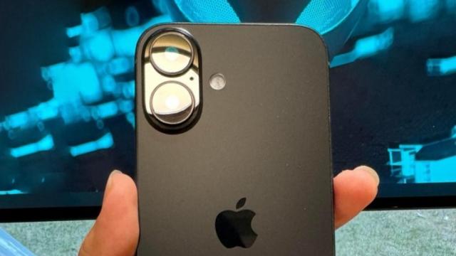 <b>iPhone 16: se confirmă zvonurile privind designul; margini mate și spate din sticlă</b>Apple se pregătește să lanseze iPhone 16, iar cele mai recente scurgeri de informații sugerează că dispozitivul va aduce câteva inovații hardware semnificative. Conform fotografiilor și videoclipurilor publicate, cele mai evidente schimbări pot fi observa