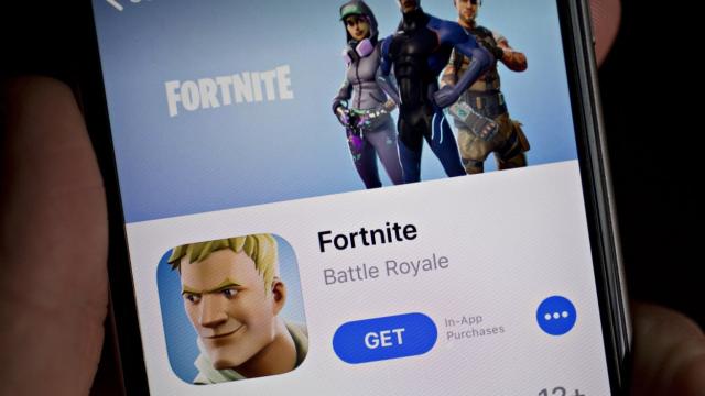 <b>Epic Games revine pe iPhone-uri în Europa; Fortnite și alte jocuri disponibile din nou pe iOS</b>Epic Games a relansat Epic Games Store pentru utilizatorii de iPhone și iPad din Uniunea Europeană, după o absență de câțiva ani. Această revenire permite din nou descărcarea unor titluri populare precum Fortnite, Rocket League Sideswipe și Fall Guys...
