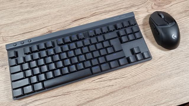 <b>Prezentare Logitech G515 Lightspeed: O tastatură wireless corectă, cu profil redus, companion perfect atât pentru gaming, cât și pentru office</b>Pe masa mea de teste a ajuns în urmă cu aproximativ o săptămână o tastatură de gaming. Logitech G515 Lightspeed face parte din gama de mijloc a companiei, este mecanică, are profil redus și aduce conectivitate pe 3 căi: Bluetooth, Wi-Fi sau fir