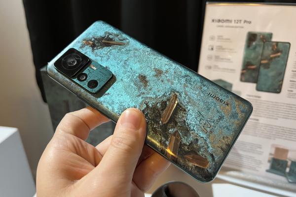 Am pus mâna pe un telefon artistic: Xiaomi 12T Pro Daniel Arsham Edition cu cristale de bronz (Hands On/Impresii)