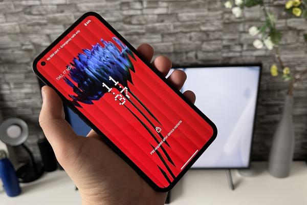 Nothing Phone (1): Display cinematic savuros, bun şi la gaming