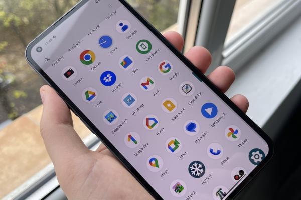 Nothing Phone (1): OS, UI, aplicaţii ca la Pixel, dar cu UI matricial, LED-uri Glyph personalizabile